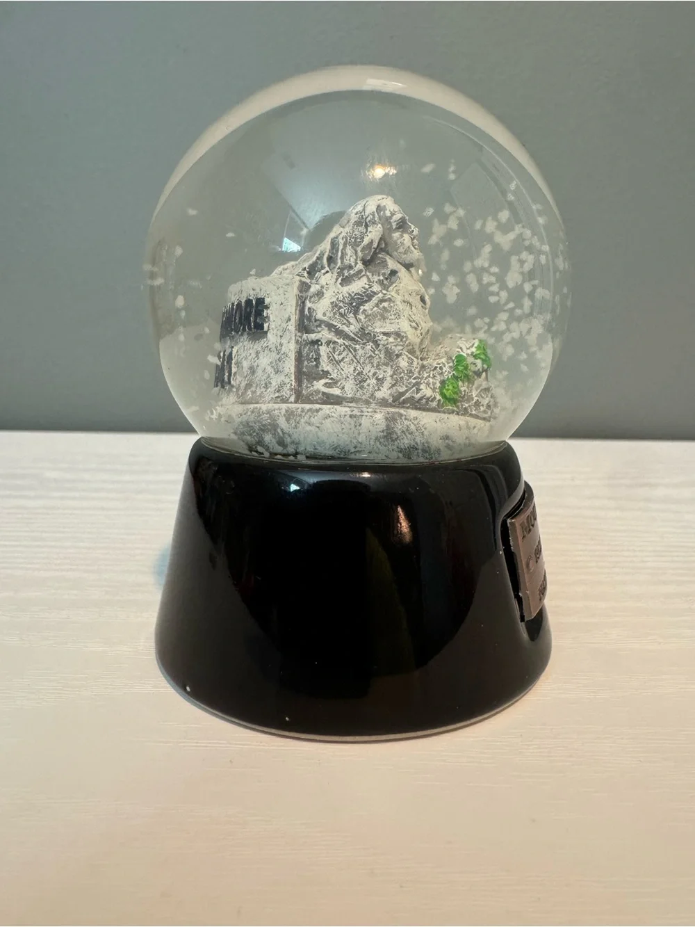 Mount Rushmore Snow Globe with Black Base